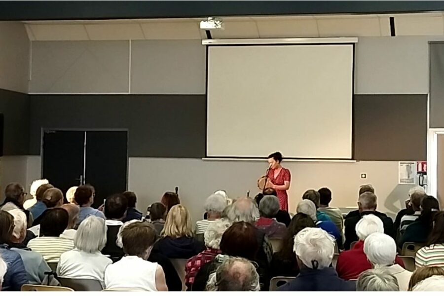 Elsa corre chante en galicien recadrée