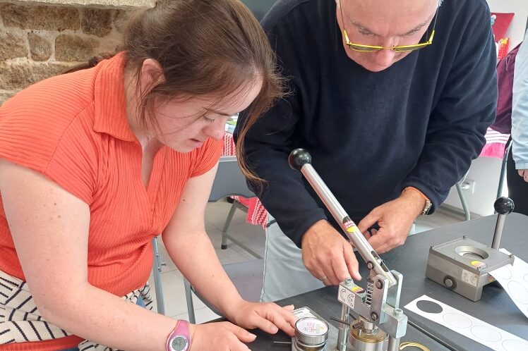 a la maison de la pointe fabrication de badges